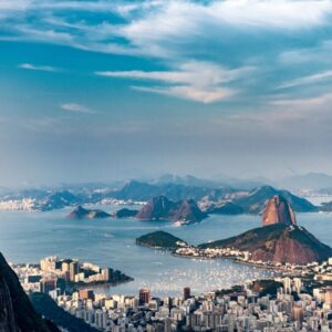 imagem aérea do rio de janeiro, mostrando o Cristo, corcovado, a cidade e praias