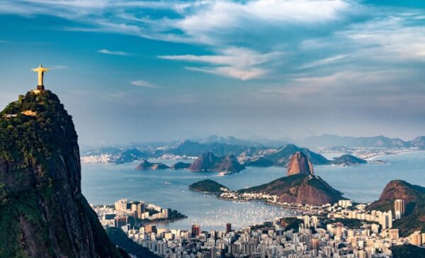 imagem aérea do rio de janeiro, mostrando o Cristo, corcovado, a cidade e praias