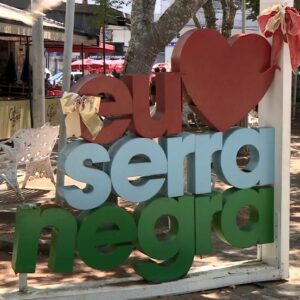 Imagem totem escrito " Eu amo Serra Negra"