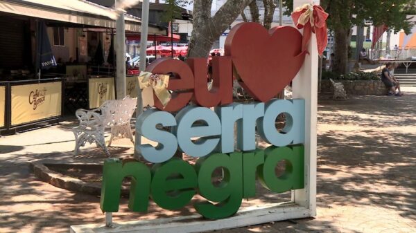 Imagem totem escrito " Eu amo Serra Negra"