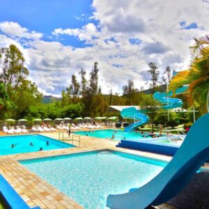 imagem da piscina com toboágua e pessoas