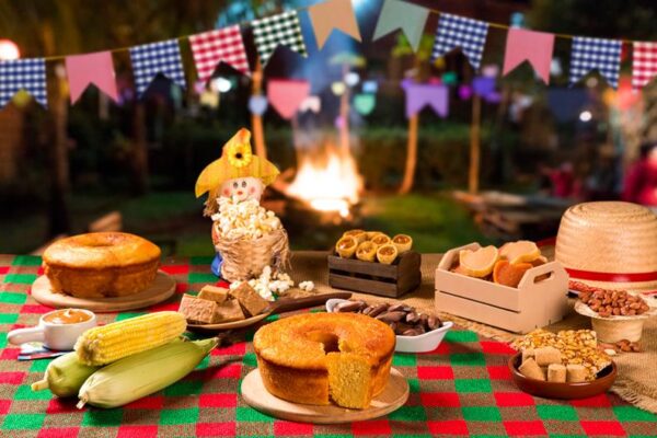 Mesa com comidas típicas de festa junina