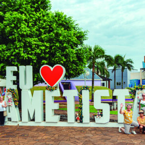 Passageiros da Tâmega Turismo em frente ao Portal de Ametista do Sul