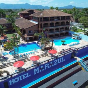 Imagem da fachada do Hotel Marazul, a beira mar, com duas piscinas