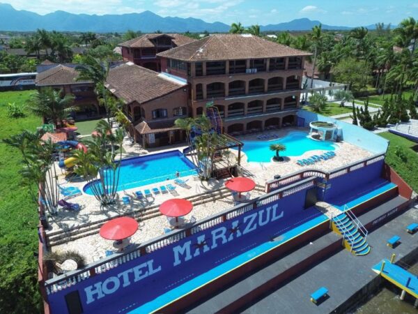 Imagem da fachada do Hotel Marazul, a beira mar, com duas piscinas