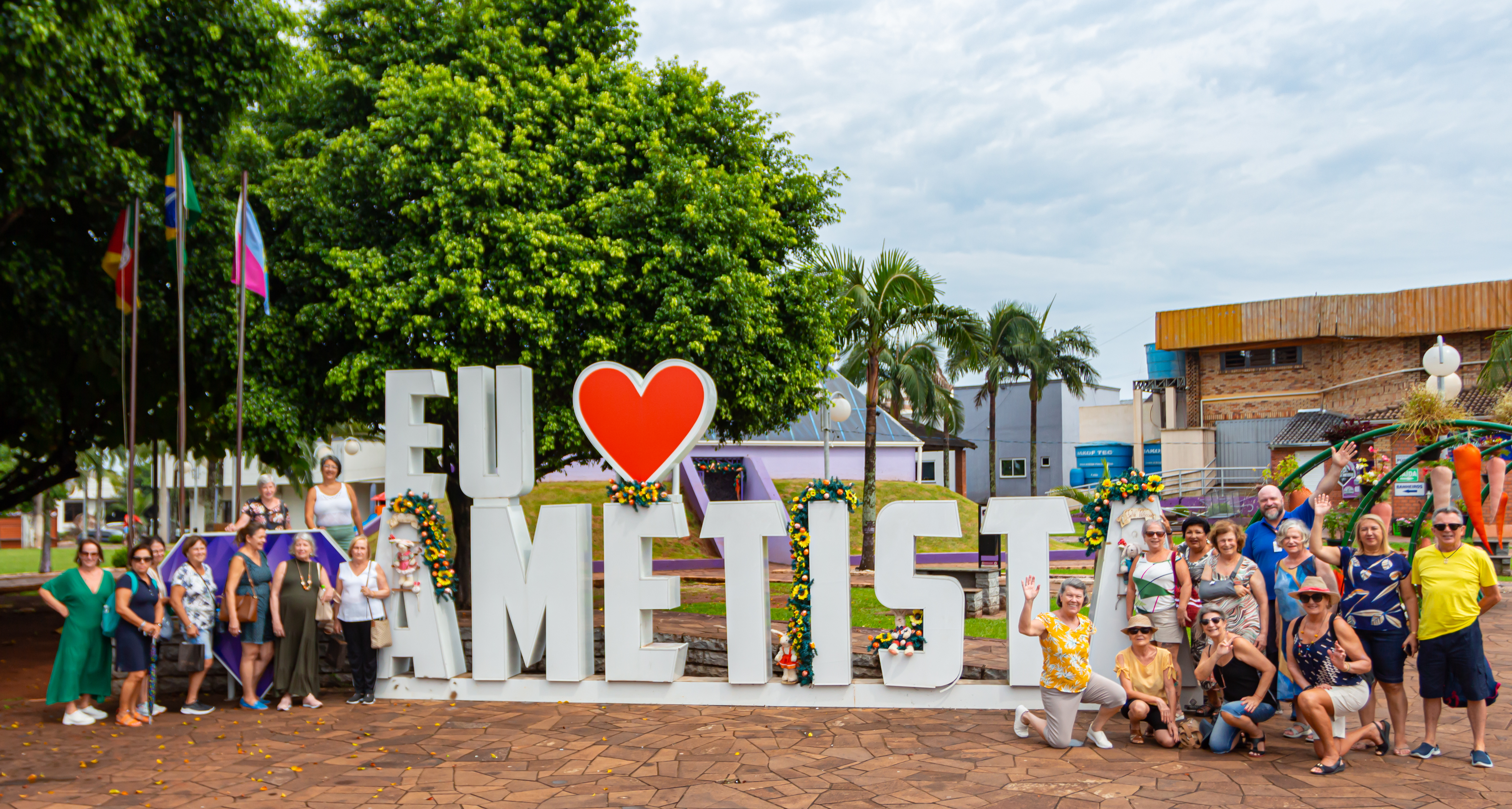 Passageiros da Tâmega Turismo em frente ao Portal de Ametista do Sul