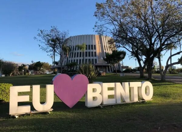 Imagem de um letreiro escrito "Eu amo Bento"
